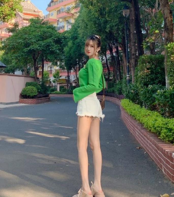 腐团儿再现42码大脚,一身绿色惊艳粉丝,水友却说膝盖p歪了