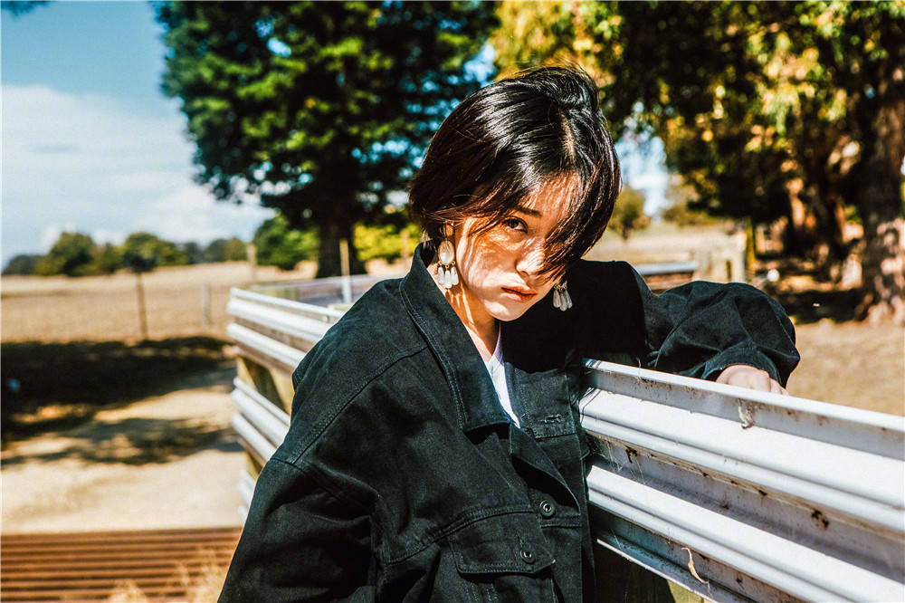 阚清子短发光影写真