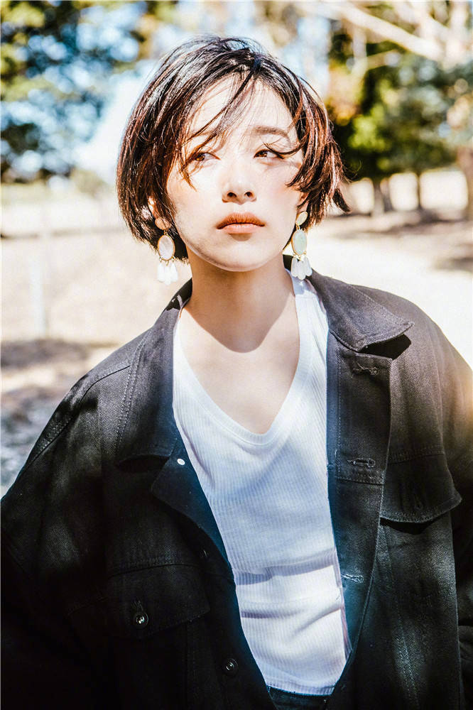 阚清子短发光影写真