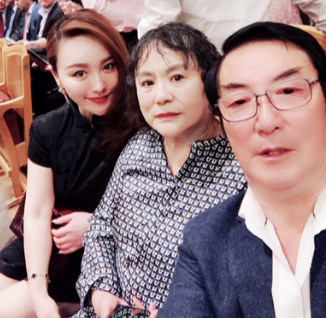 沈腾亲姐姐颜值身段俱佳,系中国三大女高音之一,成就不逊于弟弟