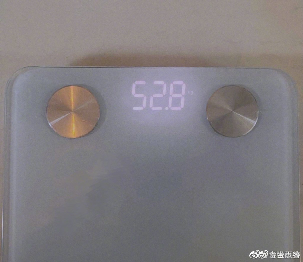 表示:"凭本事长的肉,再凭本事减回去就好了",还晒出了称体重的照片