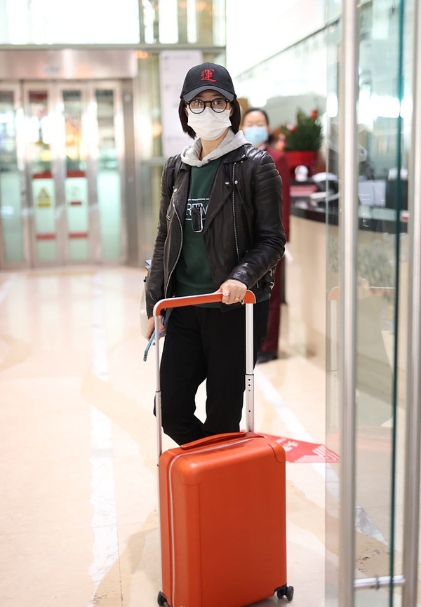 许久未见的蒋欣一身休闲装亮相,皮衣配皮靴帅气潇洒,人瘦了好多