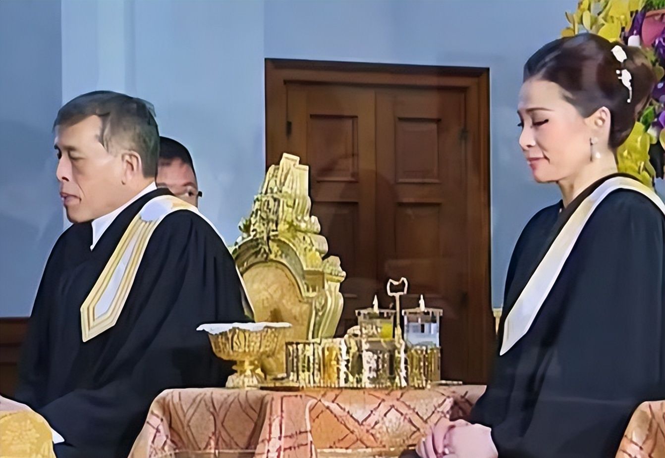玛哈·哇集拉隆功最近一段时间连轴转出席活动,苏提达追随在君主的