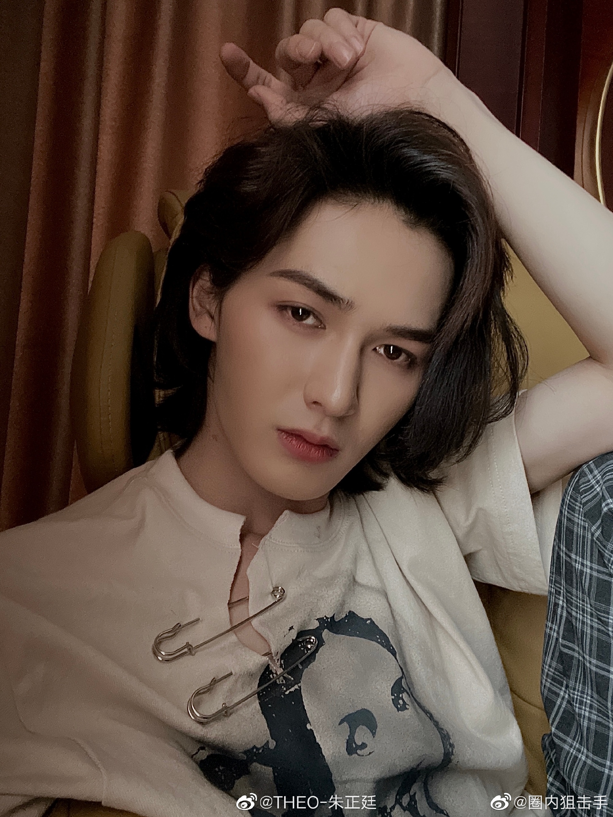 刚刚朱正廷晒了一组自拍帅哥慵懒的样子配上微长的头发