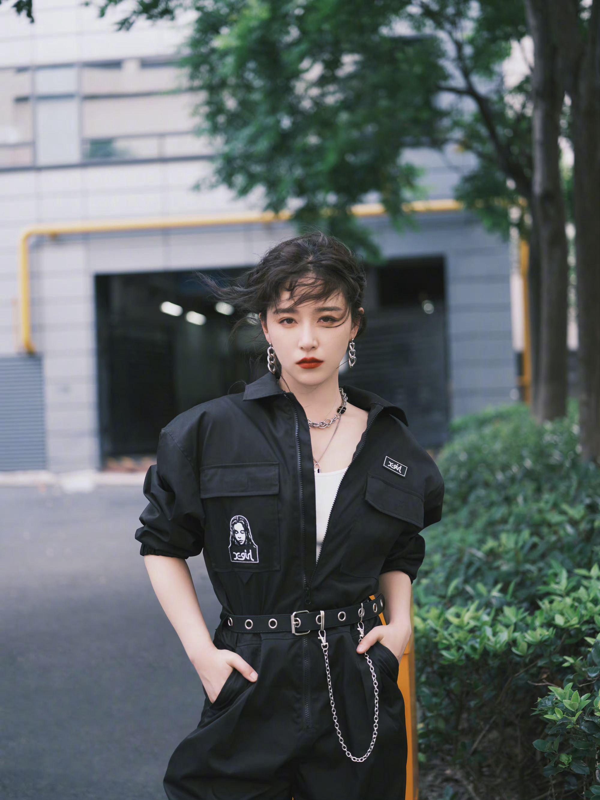 阚清子晒出一组潮酷街拍,工装连体衣造型搭配红唇又a又飒……_高清