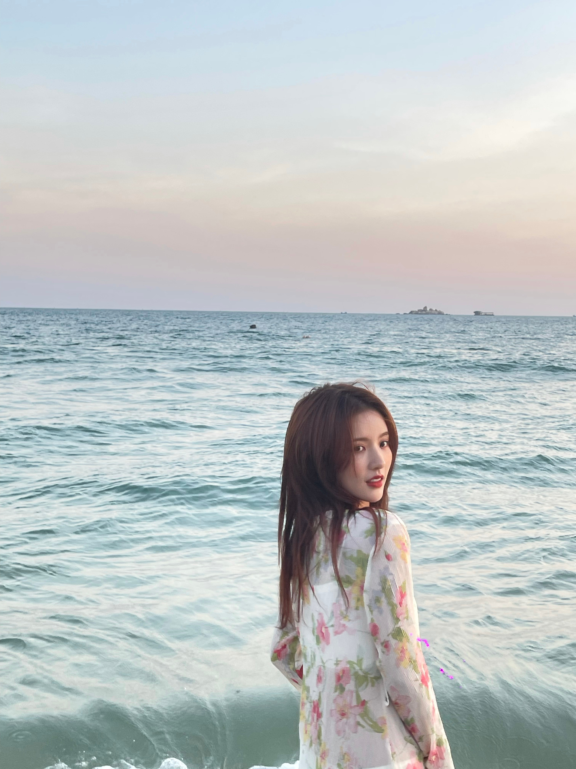 刘些宁分享海边游玩照身着碎花抹胸长裙少女感十足