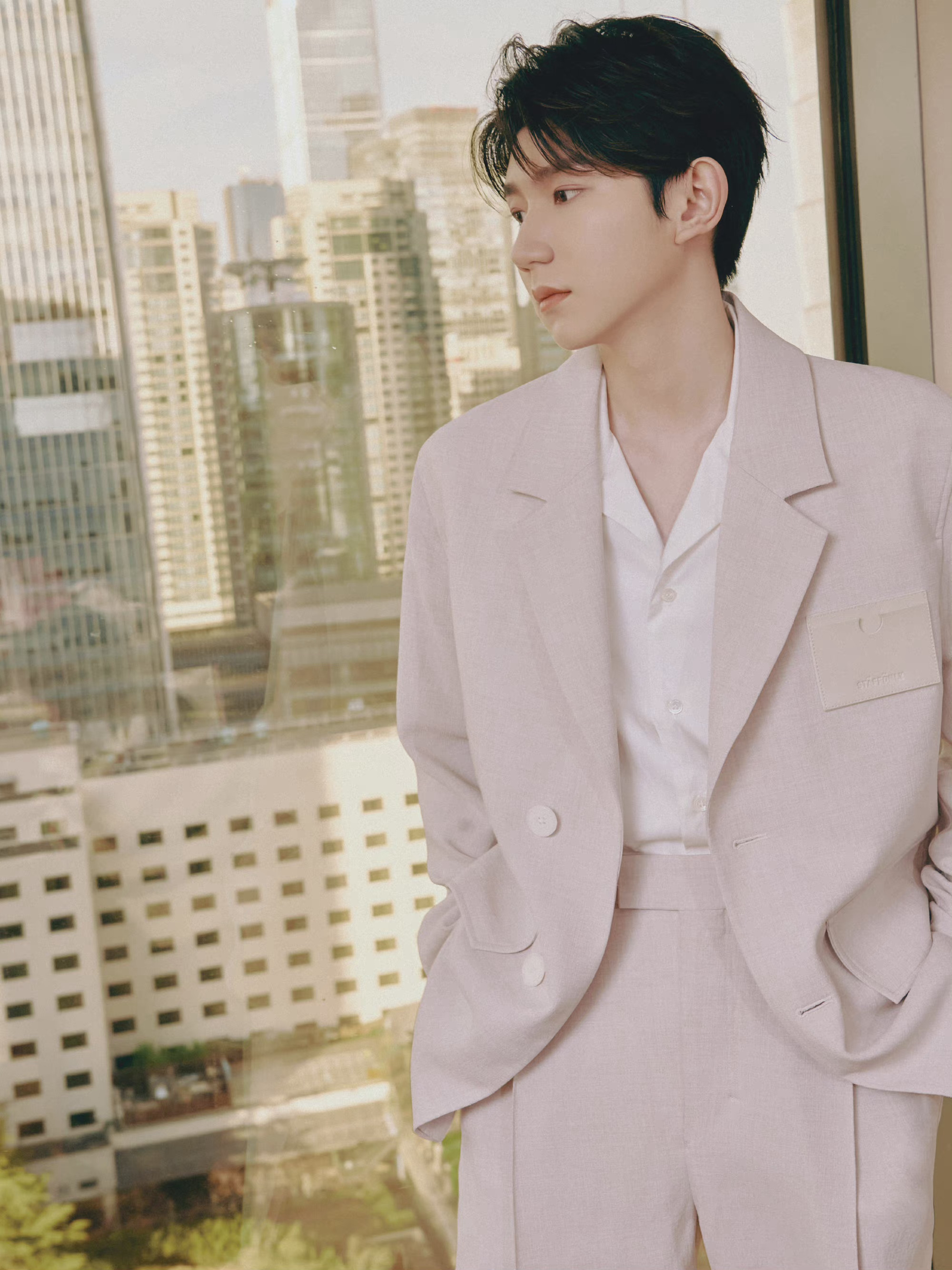 王源直播活动造型图 一身粉色休闲西服亮相品牌活动