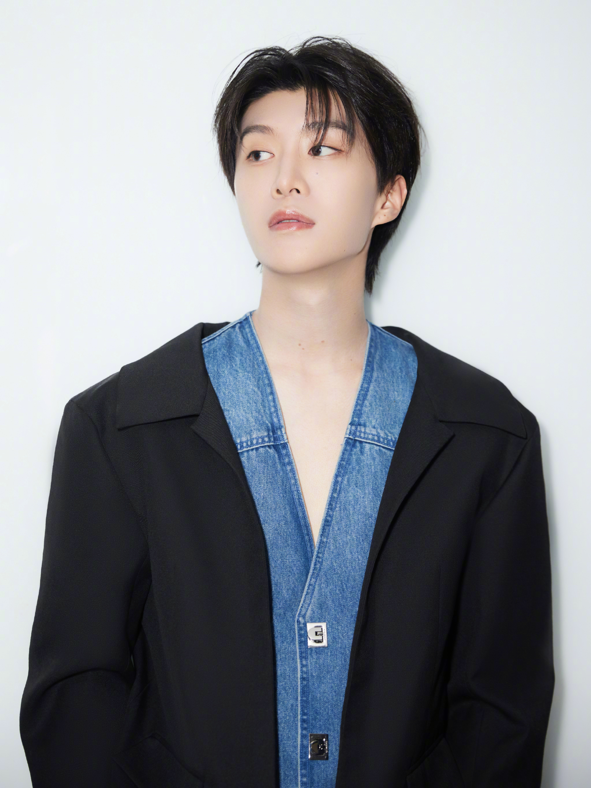 范丞丞今日活动造型96 牛仔拼接西装,真空v领斯哈斯哈_高清图集