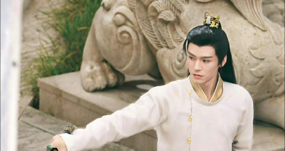 龚俊手拿着剑英气十足这也太帅了吧