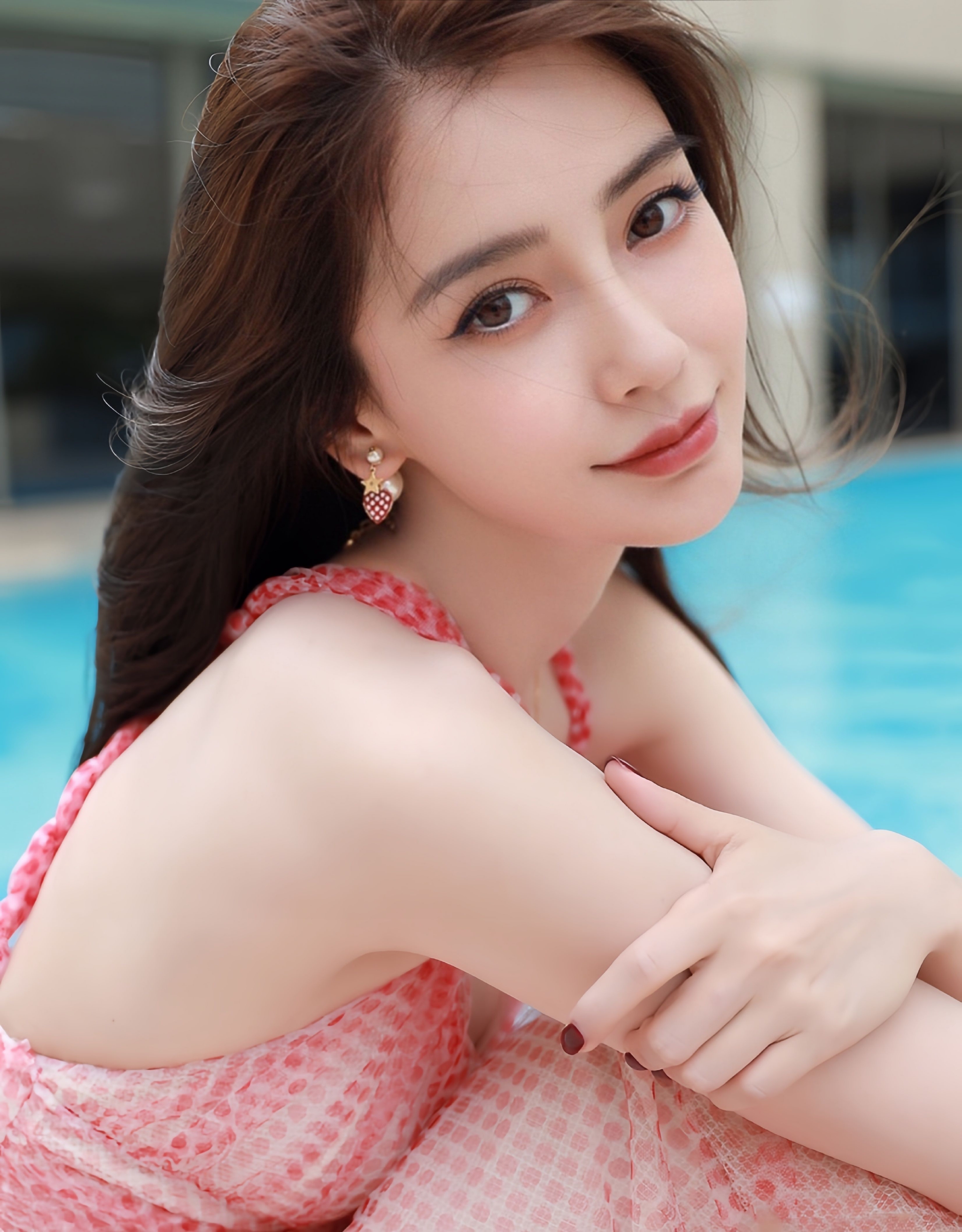 angelababy 泳池粉裙装 好美