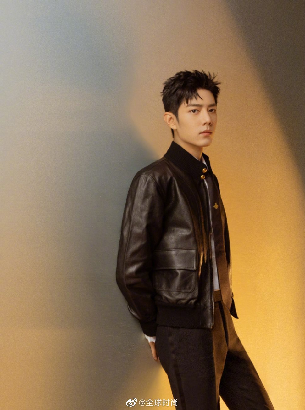 肖战 造型,黑色皮夹克搭配白衬衫……_高清图集_新浪网