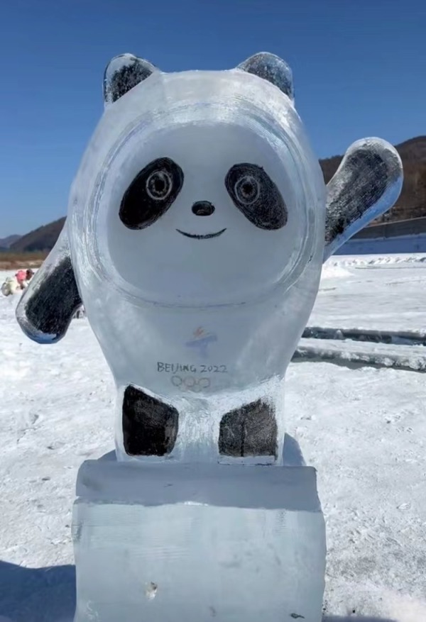 吉林冰雕爱好者花6小时雕刻冰墩墩本人第一次做立体冰雕下雪后堆