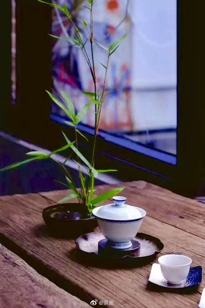 喝一口,慢慢品尝.茶香四溢.