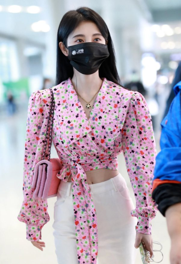 鞠婧祎太拼了机场穿露脐装秀空竹腰腰围还没头围大