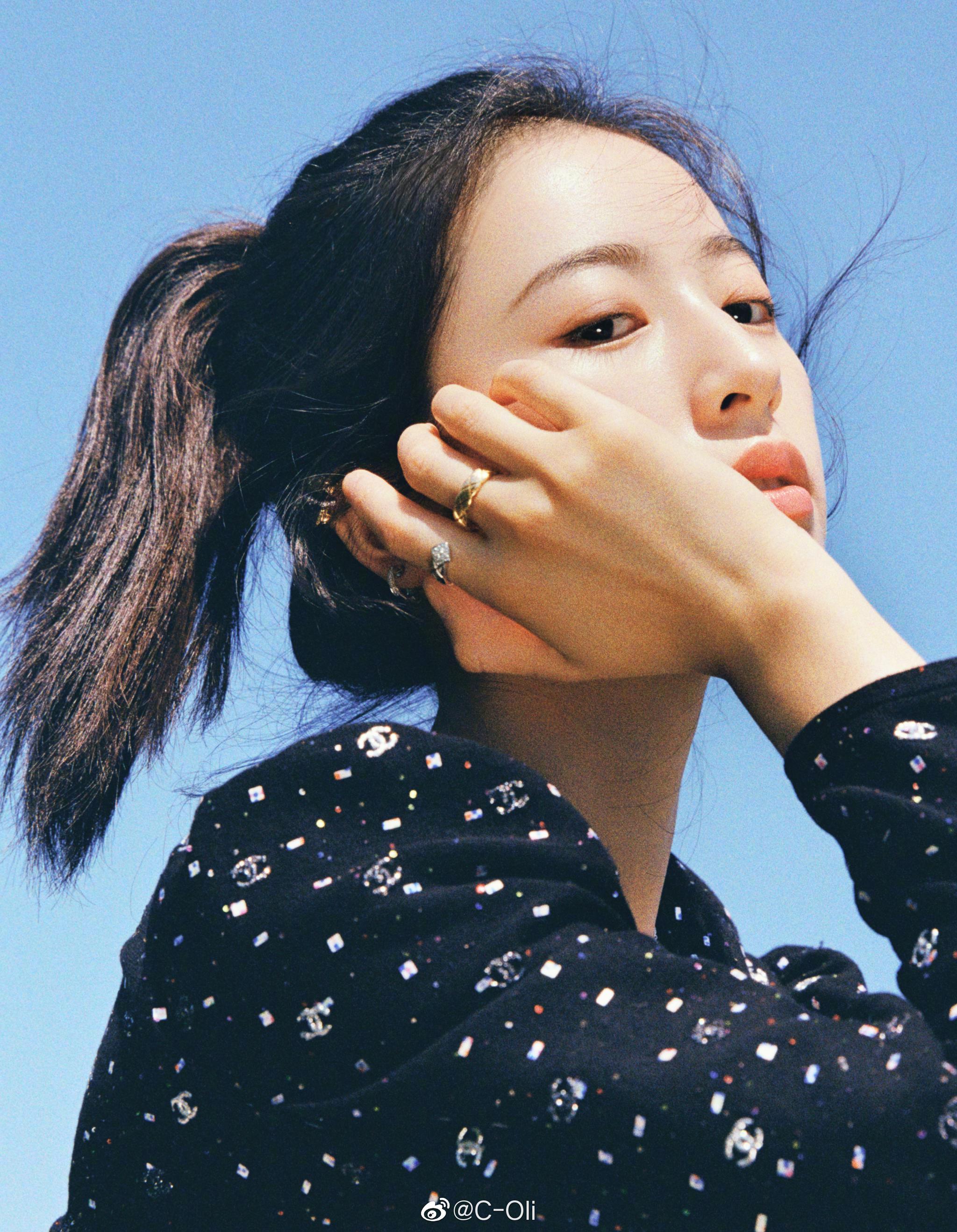 演员周雨彤微博佩戴chanel拍摄了一组户外写真