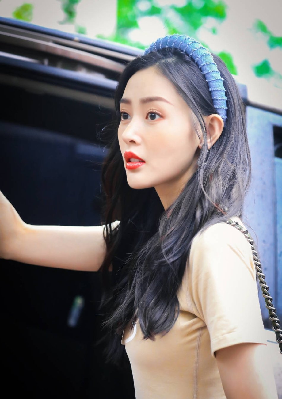 张天爱一头长卷发搭配红唇,港风十足