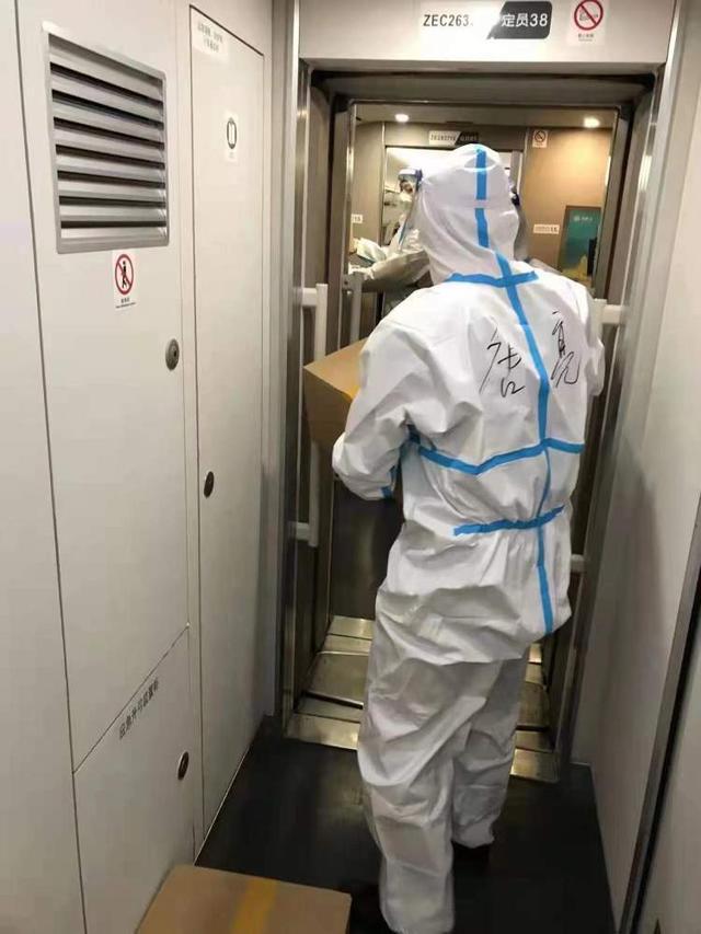 丈夫坚守虹桥火车站，护士妻子从杭州援沪，两人在同一个城市相隔20公里守“沪”休闲区蓝鸢梦想 - Www.slyday.coM