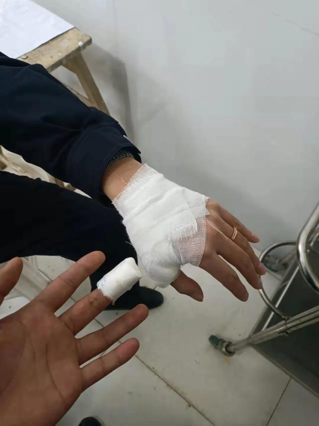 受伤的民警李超和辅警罗健立即驱车将男子送往镇医院进行检查.