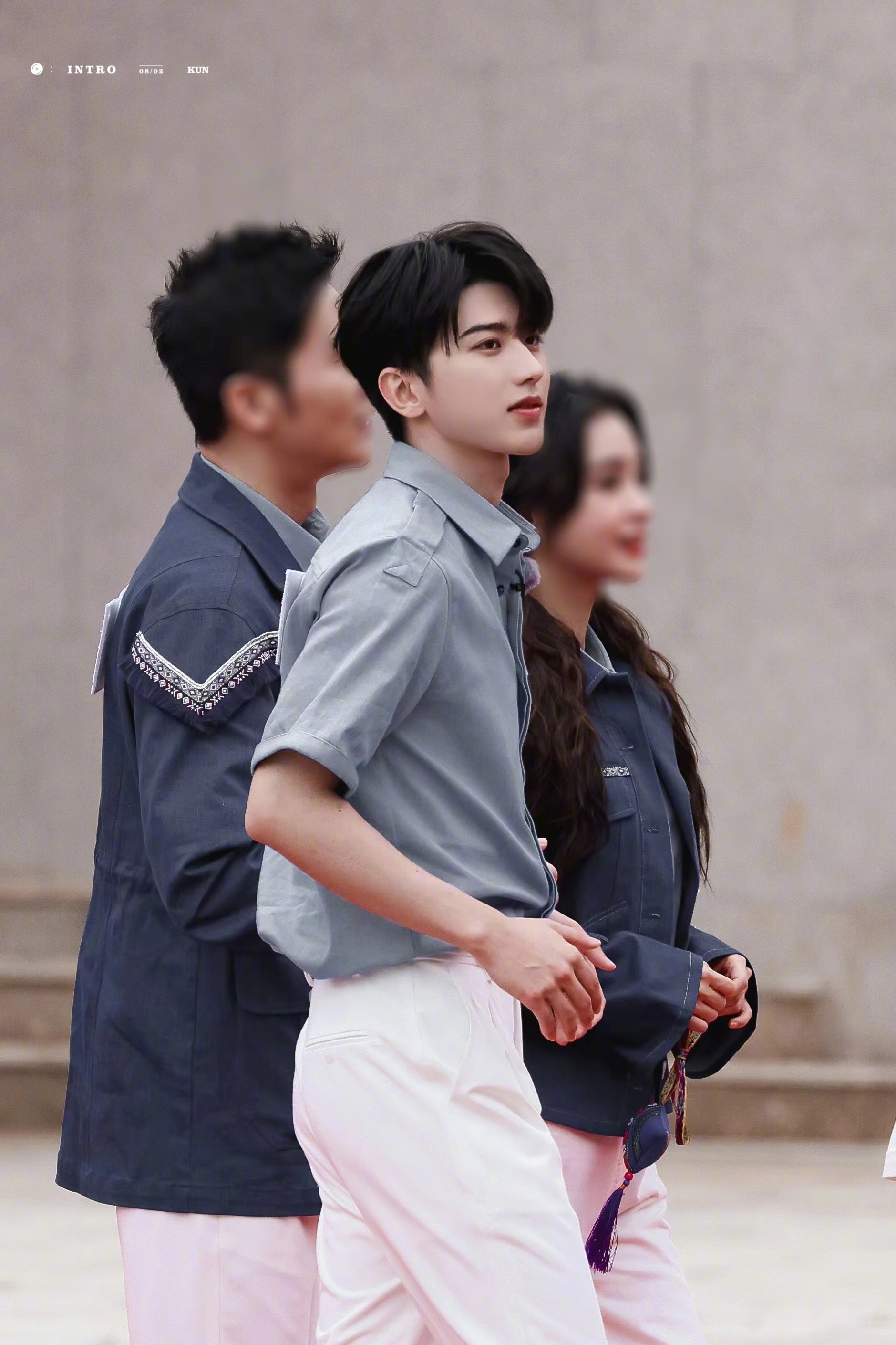 蔡徐坤奔跑吧录制路透~ 蓝色运动风蔡小葵,活力满满!__财经头条