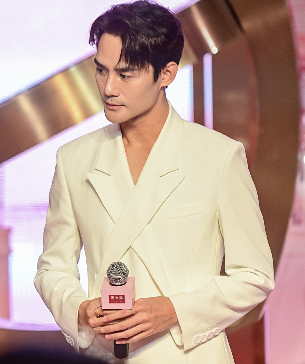 向风而行|王凯|新剧_新浪新闻