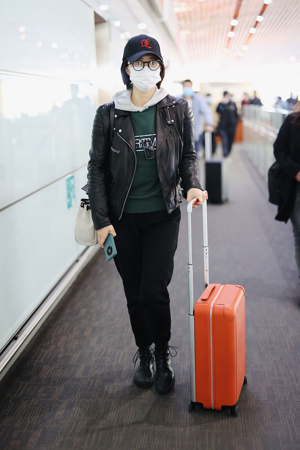 许久未见的蒋欣一身休闲装亮相,皮衣配皮靴帅气潇洒,人瘦了好多