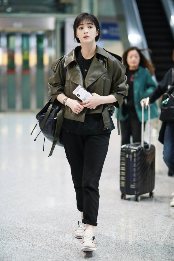 许久未见的蒋欣一身休闲装亮相,皮衣配皮靴帅气潇洒,人瘦了好多