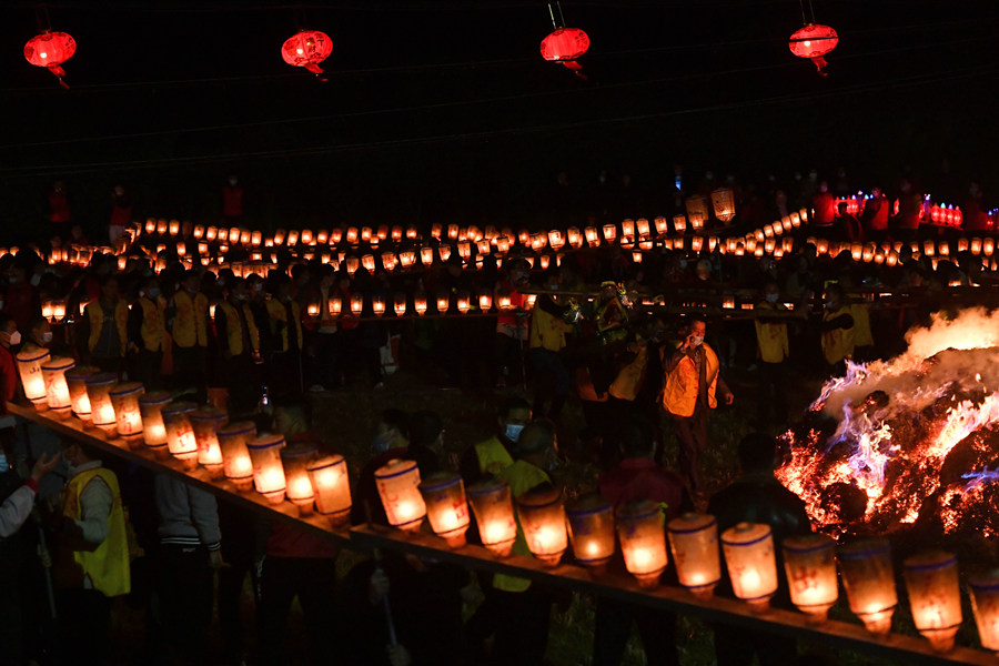 泉州板凳游龙灯火龙乡间绕百姓闹元宵
