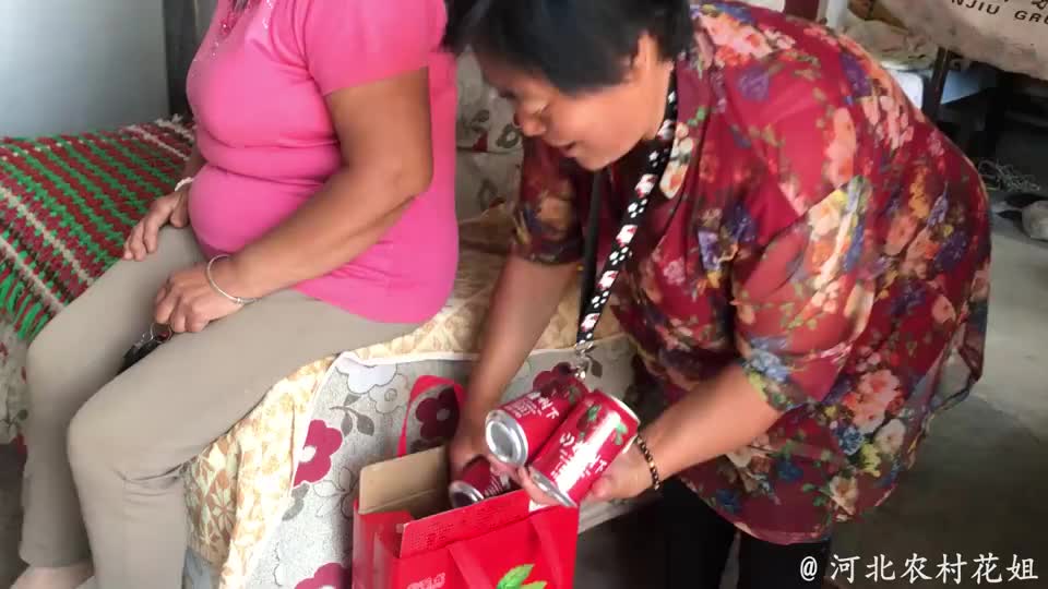 安安穿上新衣服,花姐带她去串亲戚,看看娘家人是咋招待的?