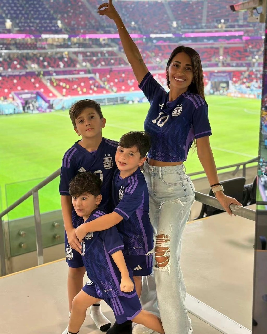 一家5口太幸福,不愧是人生赢家|梅西|安东内拉|全家福_新浪新闻