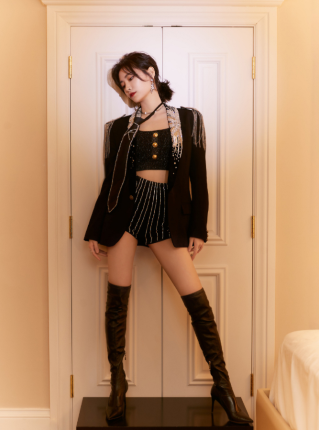 许佳琪为显腿长大胆挑战树叶鞋不料凹出漫画腿