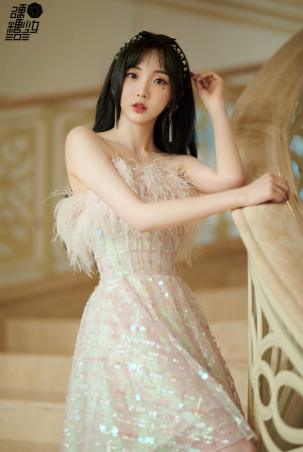不愧是硬糖少女303"颜担",郑乃馨穿流光抹胸公主裙