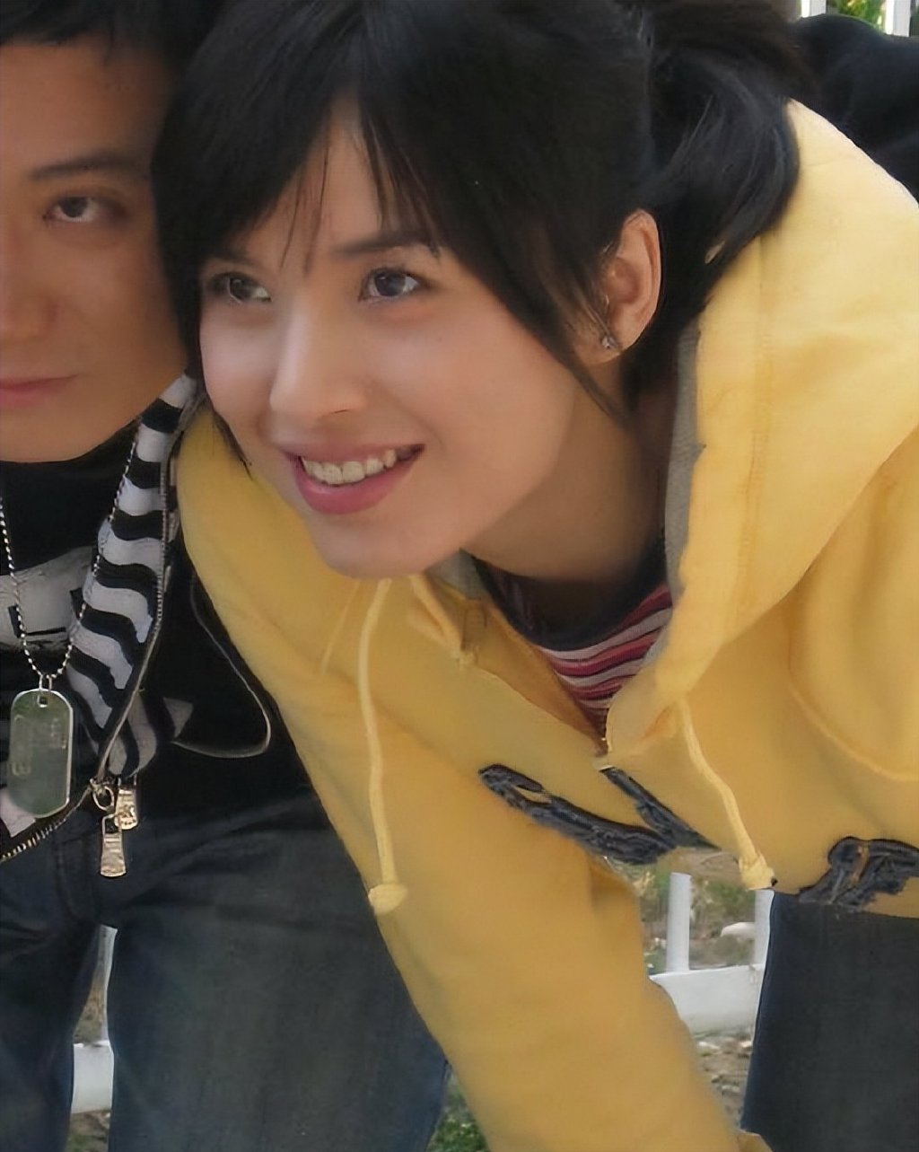 李佳晒一家四口为8岁长子庆生,哥哥身高瞩目,靳东牵手儿子好暖心|李佳