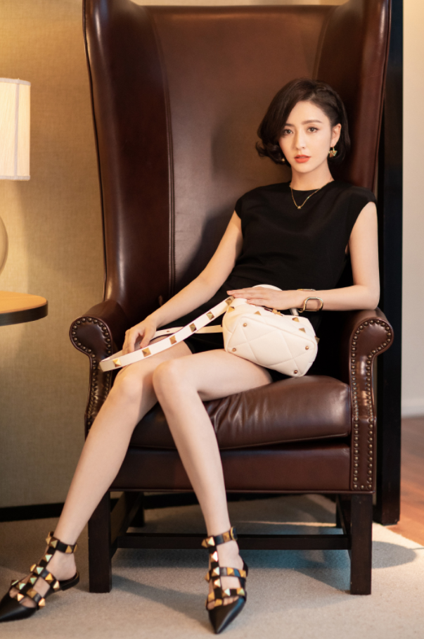 佟丽娅的"女神坐"火了,看她双腿怎么放的,贼显腿长