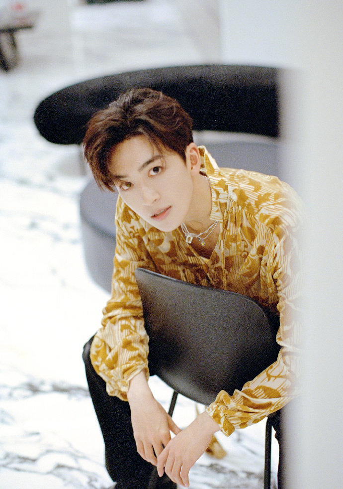 何洛洛胶片定格写真大片 印花衬衣搭黑色休闲裤,复古绅士……__财经