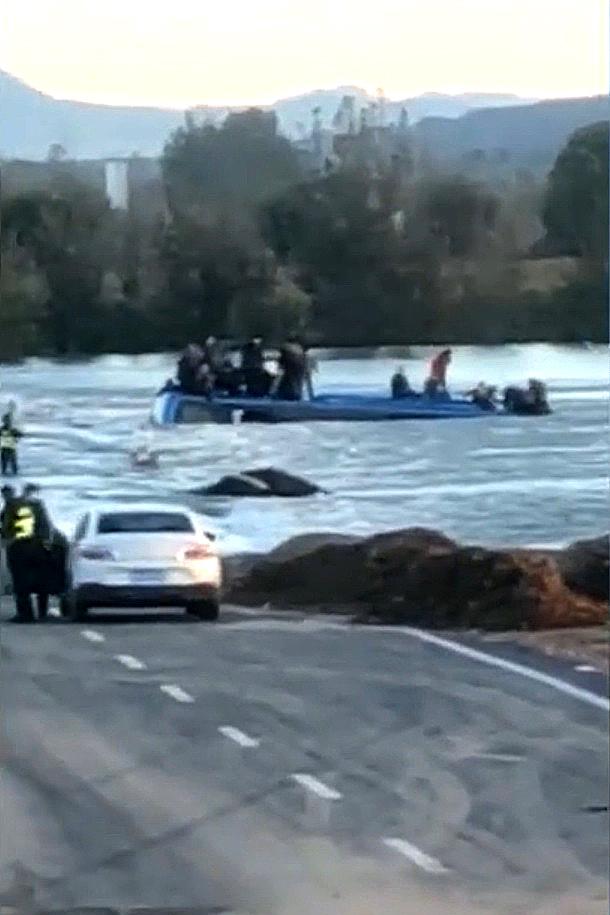 河北大巴坠河事故致14人遇难 河北通勤车坠河瞬间曝光！河北平山大巴坠河事故原因休闲区蓝鸢梦想 - Www.slyday.coM