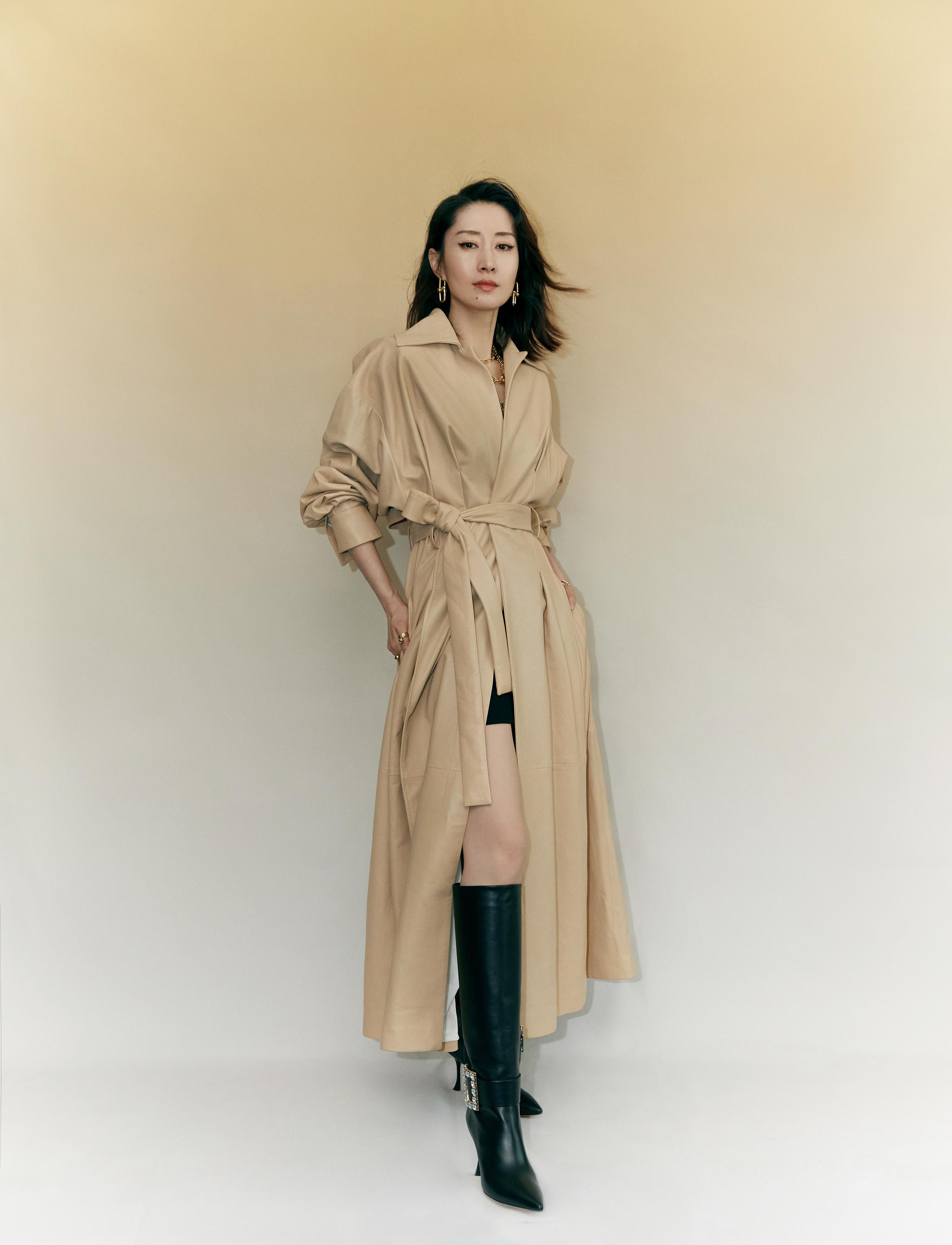 刘敏涛93 身着黑色短裙搭配roger vivier黑色高跟长靴,亮相昨晚天猫