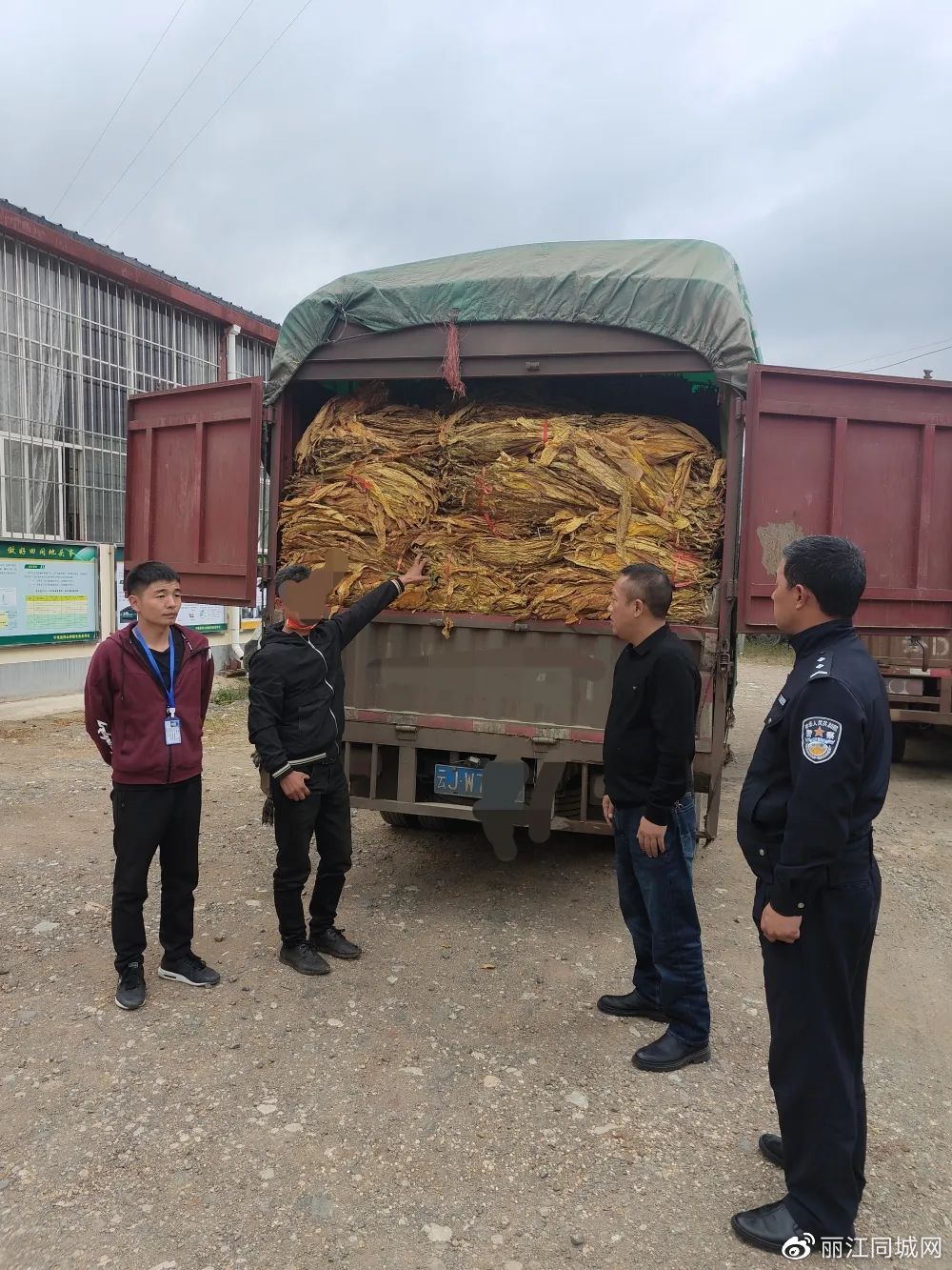 宁蒗县公安局经侦大队联合县烟草专卖局执法人员在金棉乡开展查缉工作