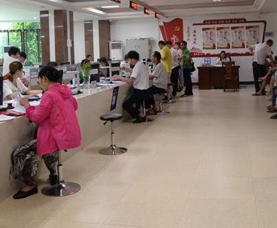 网曝不动产大厅，工作人员上班玩游戏，网友：只要不影响工作就行休闲区蓝鸢梦想 - Www.slyday.coM