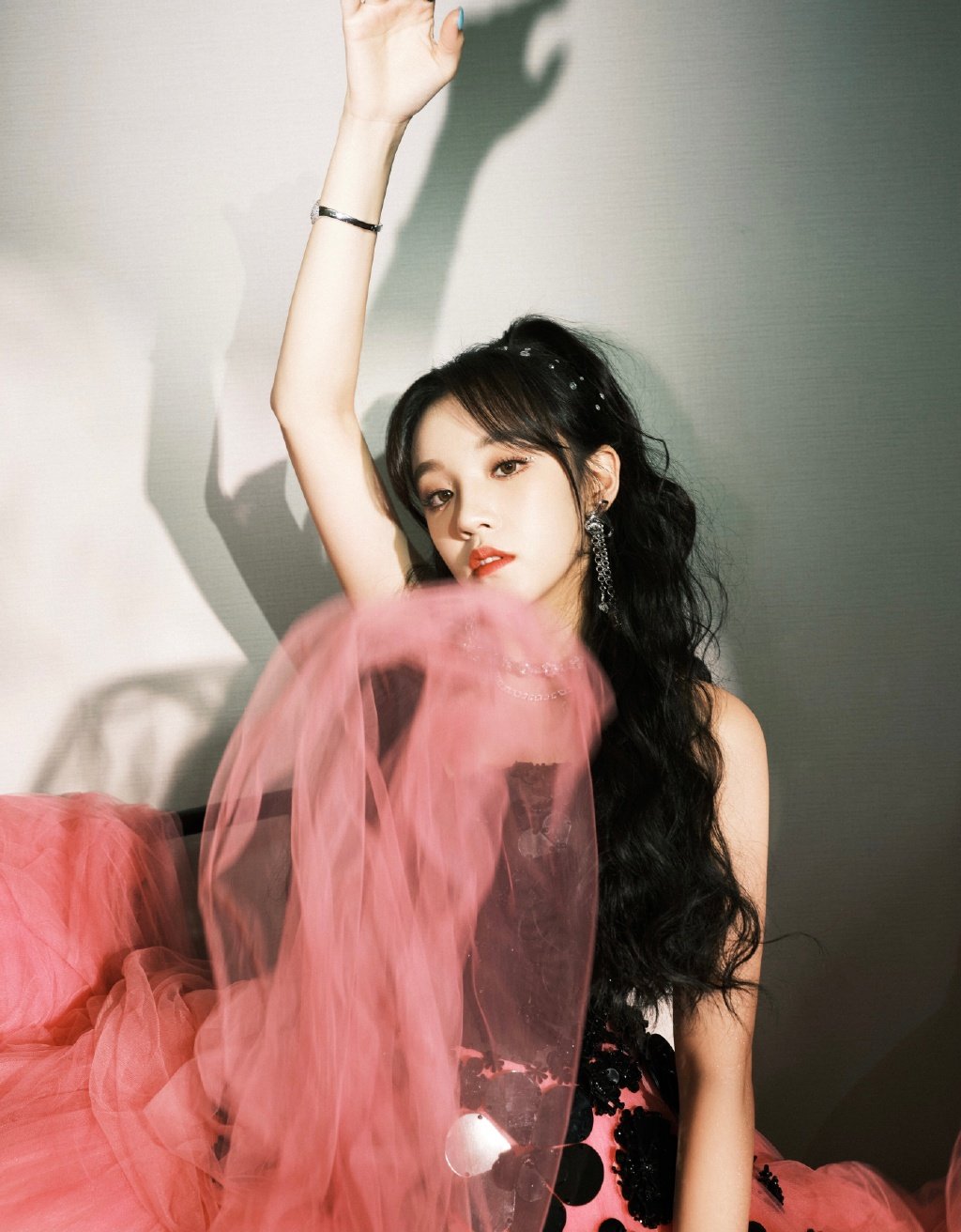 宋雨琦身穿黑粉朋克风纱裙,亮钻点缀波浪卷发……_高清图集_新浪网