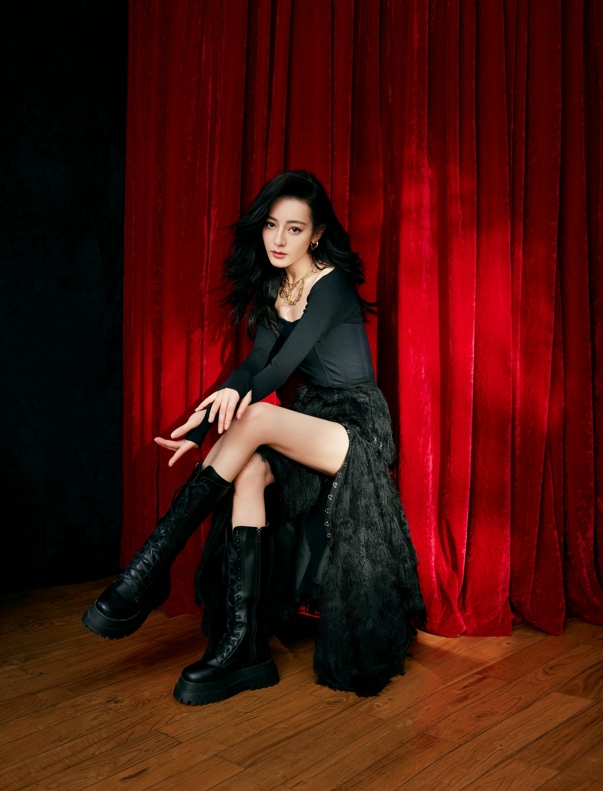 最新舞台造型释出,身穿rokh开衩流苏黑裙搭配长靴……|迪丽热巴_新浪