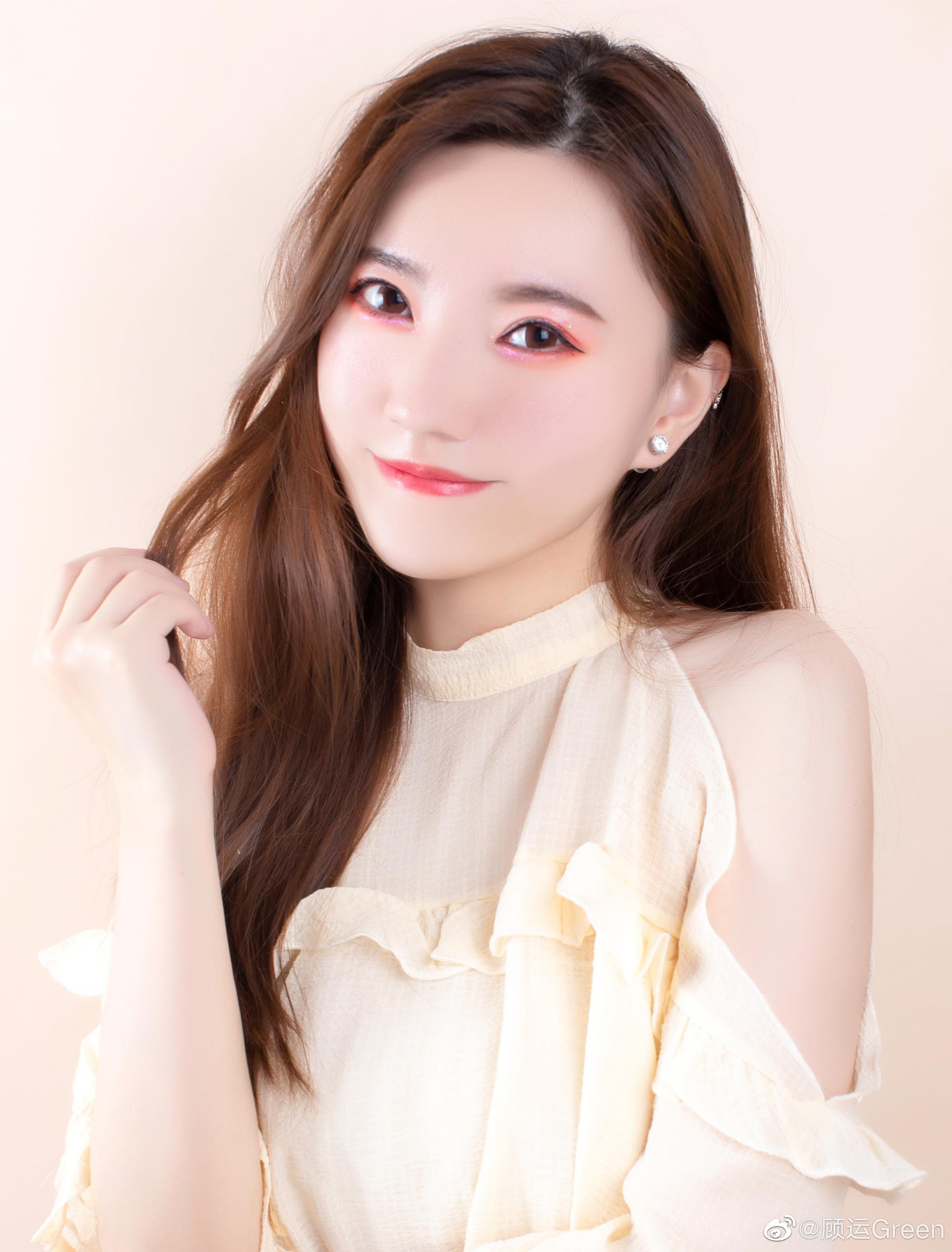 生性活泼好动 充满好奇夏日的清新妆容眼影是perfect