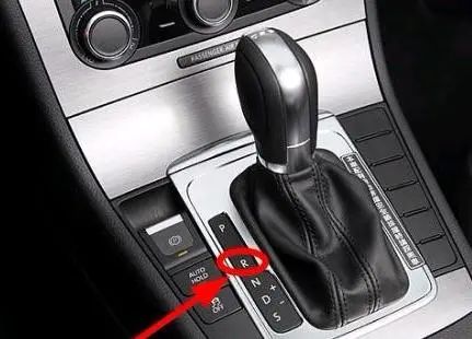 日常开自动挡汽车,当你需要倒车时, 一定要在汽车完全停稳后再挂入r挡