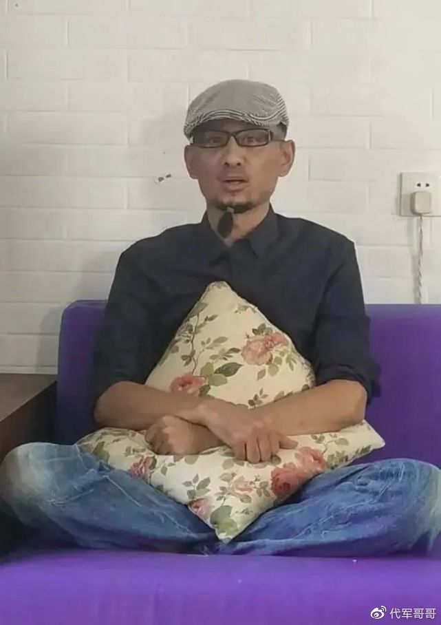 18年前靠“假装农民”走红的歌手阿宝,身份被揭穿后,如今成了这样|阿宝|农民|总冠军_新浪新闻