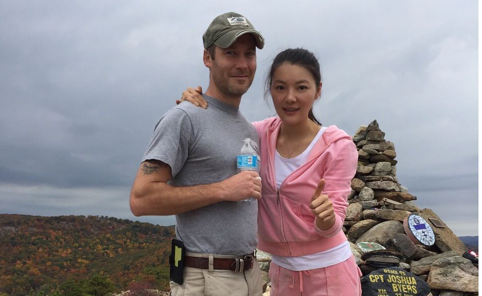 63岁董事长娶38岁妻子你笑人家假恩爱人家笑你还房贷