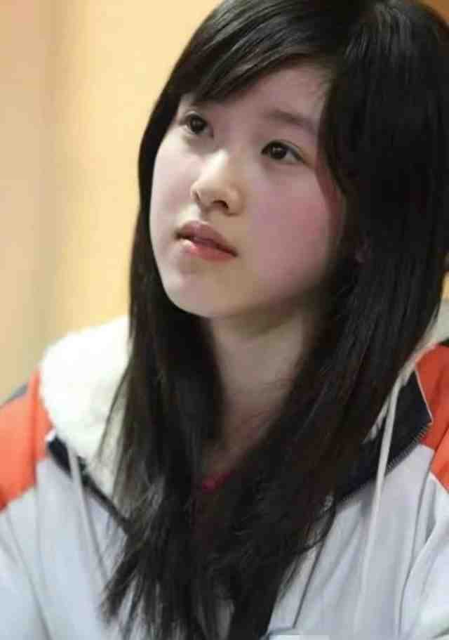 章泽天怀二胎后首次正式露面,身穿黄色连衣裙,挺孕肚登杂志封面__财经