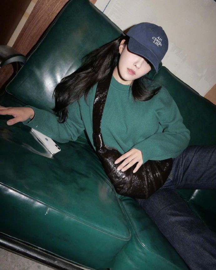 被朴孝敏的造型吸引了穿卫衣搭阔腿裤真减龄168身高就是抢镜