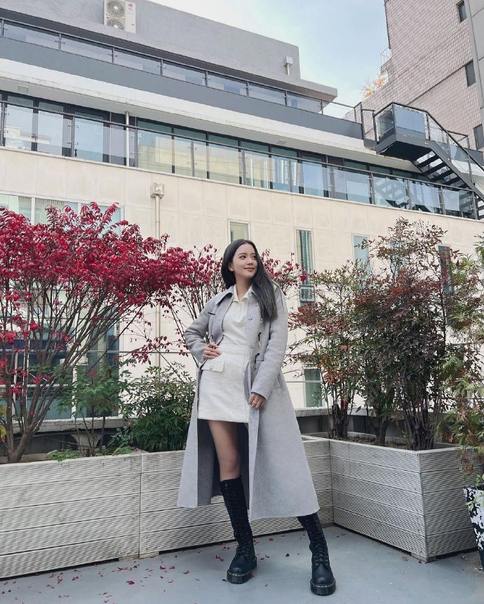 金智秀ins更新一组冬日写真 灰色大衣搭配长靴有韩剧内味儿了