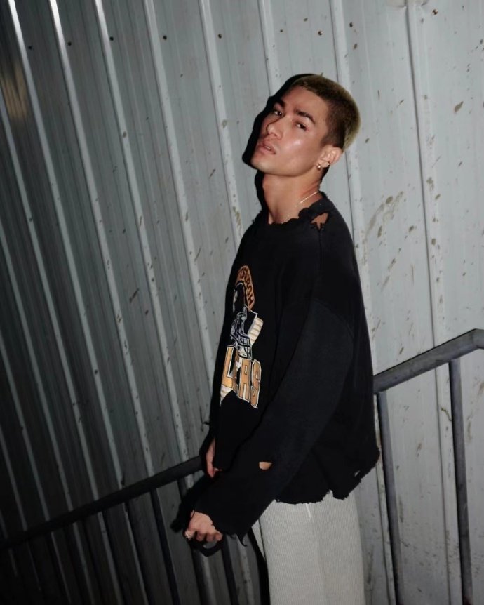 米卡ins更新 酷拽型男卡卡 就是 真的很爱卡卡的穿搭_高清图集_新浪网