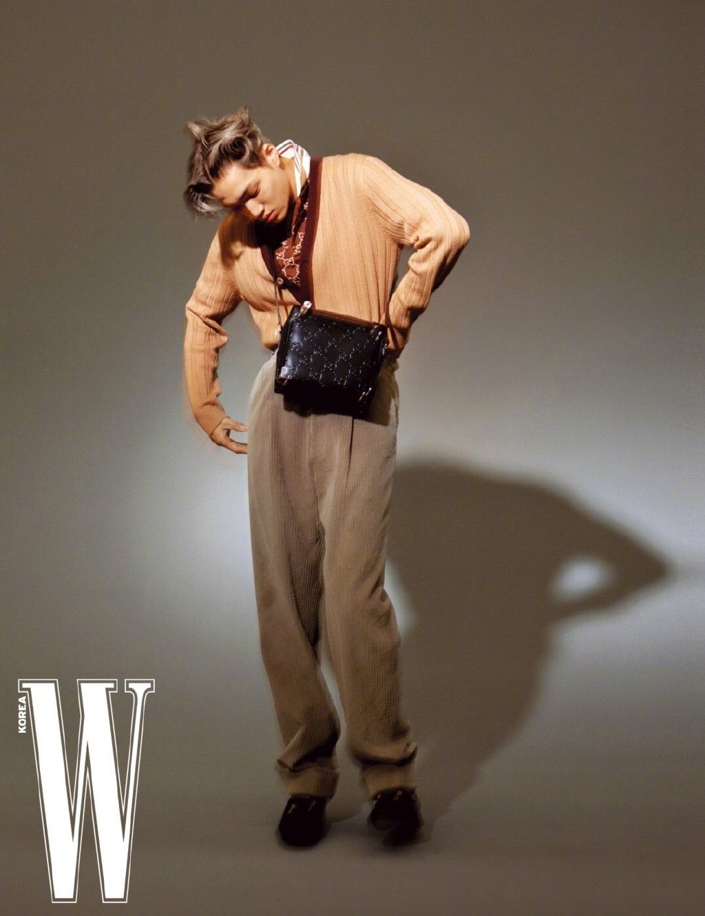 金钟仁w korea 2021年一月刊,代言人演绎的gucci服饰画报