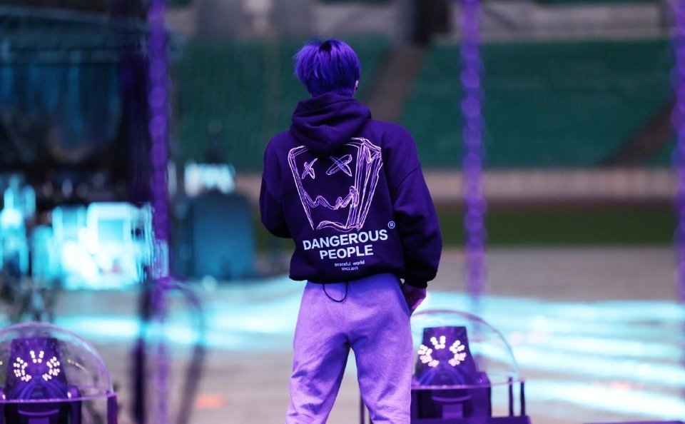 薛之谦演唱会造型也太绝了,光是看背影就会沦陷的地步